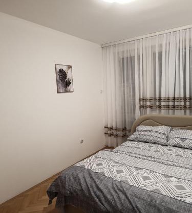 Stan u centru Bijeljine, 38m2, luksuzno opremljen, internet, kablovska, klima