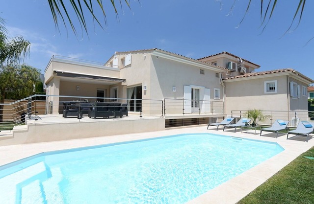 Standing VILLA 800 m from the sea, air-conditioned with heated swimming pool