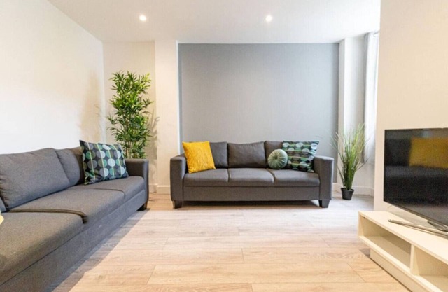 Stansted 2 | 6 BR Victorious Festival FREE PARKING