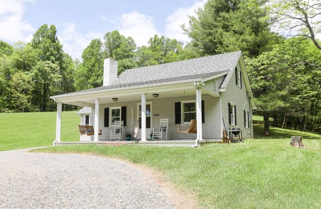 Star Brook Gardens - trails and tails, by Buffalo Mountain Getaway