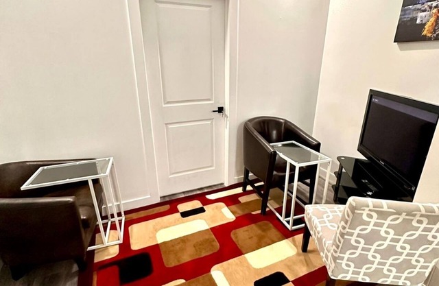 Starlight Haven: Modern 2-Bedroom Suite, Private Entry near Shopping & Dining
