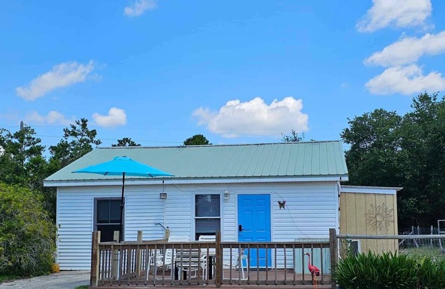 Starry Night Cottage Bayfront Pet Friendly Fenced Yard Sleeps 4
