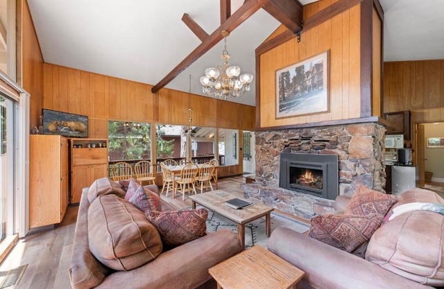 Starry Skies on the West Shore, Private Beach, Fireplace, Pet Friendly, Close to Ski Resorts