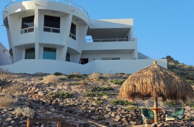 Starship Beach House With Panoramic Oceanfront Views On An Endless Beach