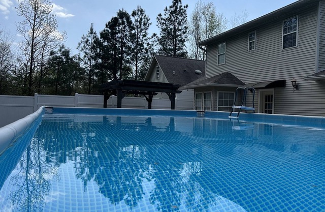 “Stasiak Manor” Beautiful 6 Bedroom/3 bath Home with private pool!