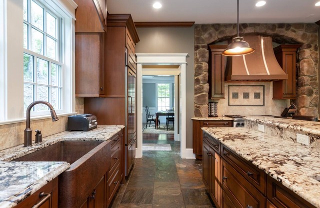Stately, Pet-friendly luxury home with pool table and WiFi