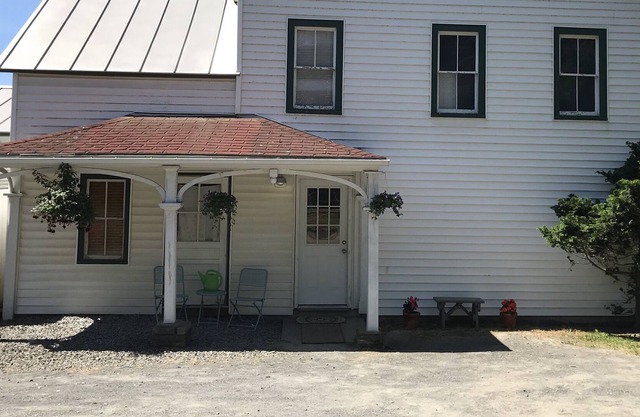 Stay and Play! Walk to Town, Onsite Restaurant, Golf Included.
