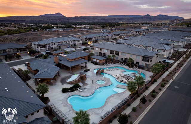 Stay Here-Hike Zion-Swim Sand Hollow-Red Rock View-Zion Village-Private Hot Tub
