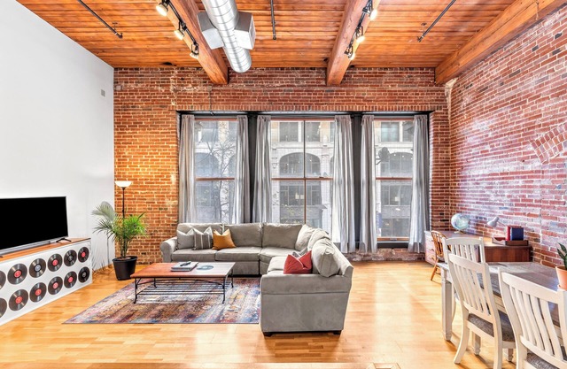 Stay in Style! Downtown Loft-Garage Parking