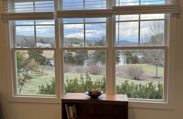 Stay in the country!nSix minutes from downtown
