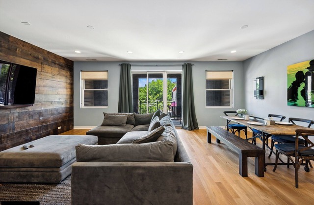 Stay in the heart of East Lakeview on Halsted!