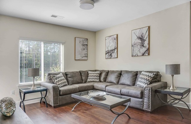 StaysByWalker 2BR in PlazaMidwood | Parking/Gym