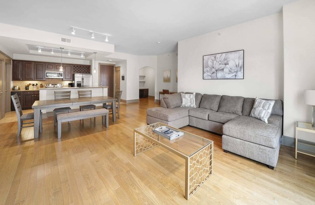 StaysByWalker SouthPark Lux 2BR -KingBeds/Pool/Gym