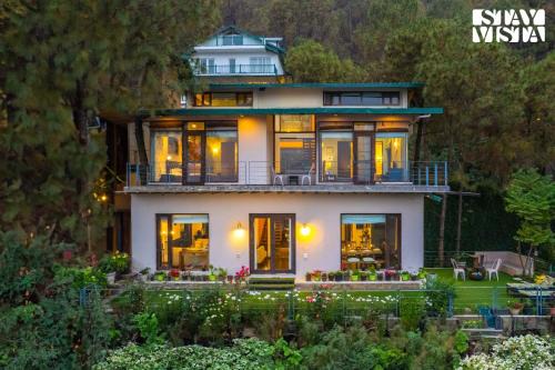 StayVista at Hillcrest Villa with Valley View, Bonfire and Heater