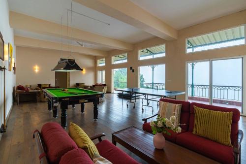 StayVista at Ludlow House Luxury 4BHK Valley View villa in Kasauli with Sauna room