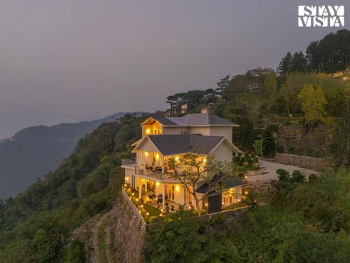 StayVista at Villa Mirador with BBQ, Bonfire, WiFi