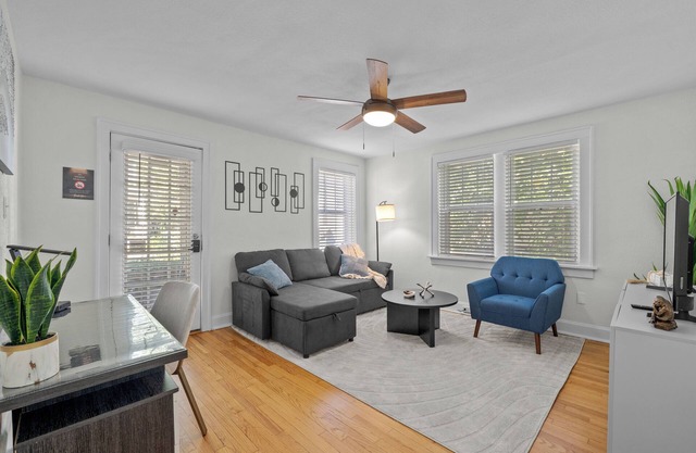 Steps from KU MED: Renovated Haven Perfect for Long Stay