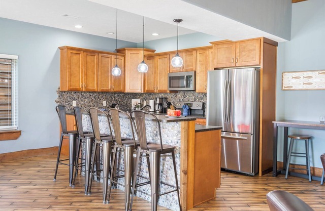 Steps From Outdoor Pool-Playground-Volleyball! Near Attractions w Free Tickets-Lake Access!