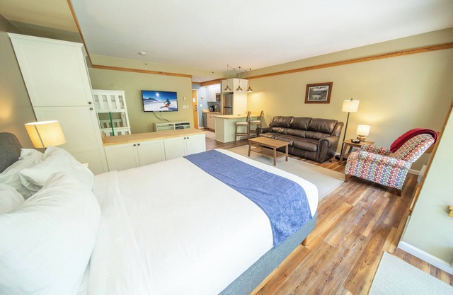 Steps from Ski Slopes & Hot Tubs!