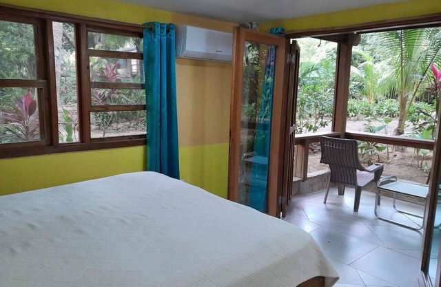 Steps from the Beach, Open Plan 1000 Sqft 1 Bed KING Bed A/C INCL.