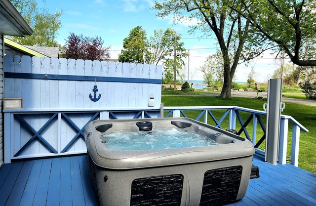 Steps from the beach, Lakeview with Hot Tub