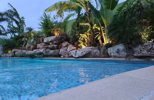 Steps from the beach 3-bedroom plus loft bedroom townhome, WiFi, AC & roof top.