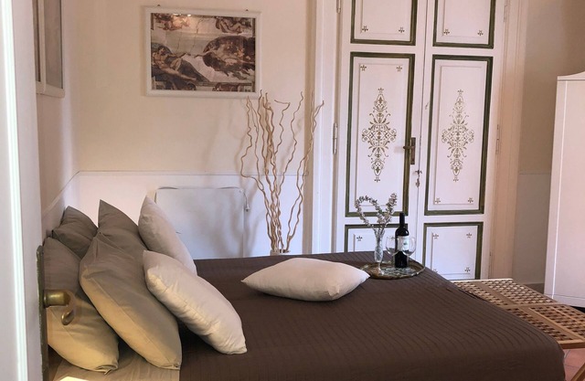 Steps from the Pantheon, the Trevi Fountain, Spanish Steps. Discounted stays!