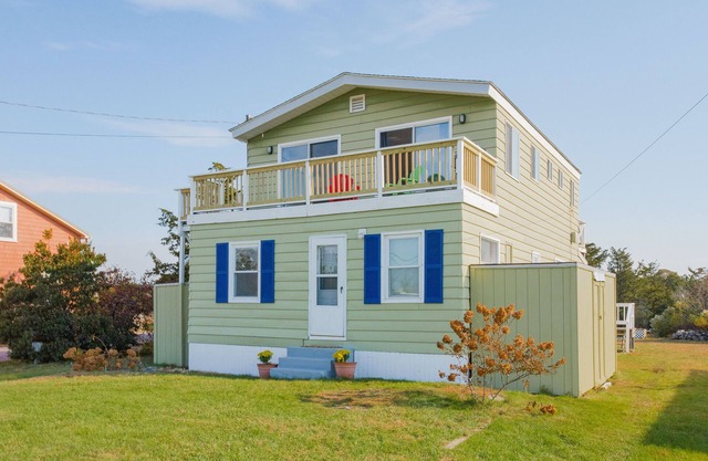 Steps to a private beach, spectacular sunsets and kayaking from your backyard!