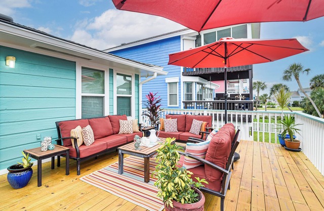 Steps to Beach: Home w/Deck in Galveston!