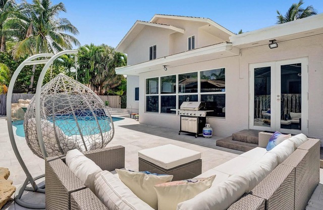 Steps to Private Beach 5 BR Pool and Jacuzzi Dog Friendly