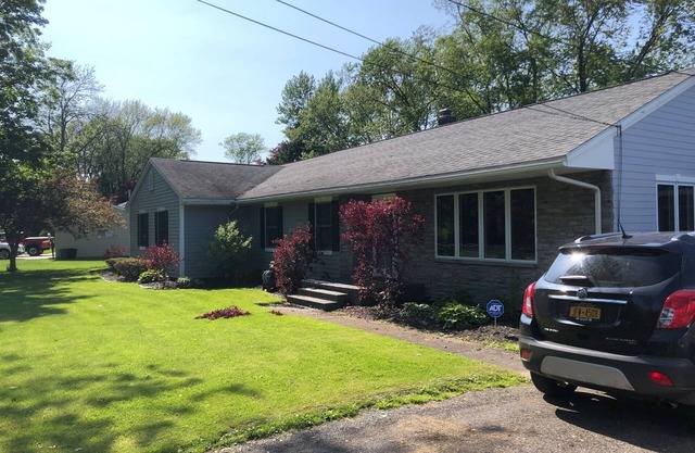 Steps to the beaches of Lake Erie 4BR, 3BA Beautiful House