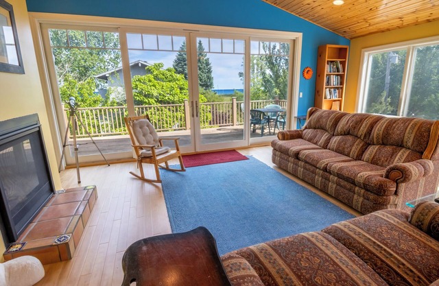 Steps to the sand w/fenced yard & lake views