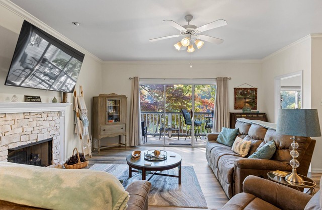 StillWaters Luxury Condo, Lakeside, Local Pool, Boat Slip, 2 BDR, 2BTH, Sleeps 6