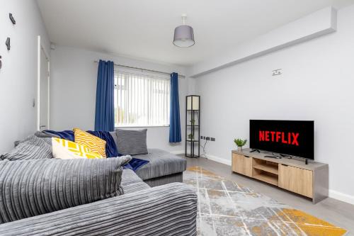 Stonecliffe Thirty Three By Alt-Stay - Leeds Contractor and Relocation Accommodation near M621 J1 with Master Ensuite, Kitchen, Laundry, Parking, Outdoor Space, Smart TV and Wi Fi - Long Stay Ready with Weekly and Monthly Rates