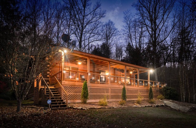 Stoneledge Cabin:Romantic Log Cabin, Hot Tub, Creek, Stone Fireplace, WiFi, ROKU