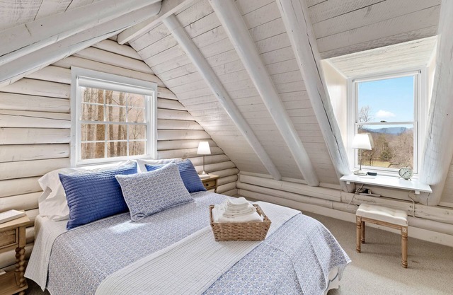 Stonemont Farm Cabin - in Keswick by VIneyards!