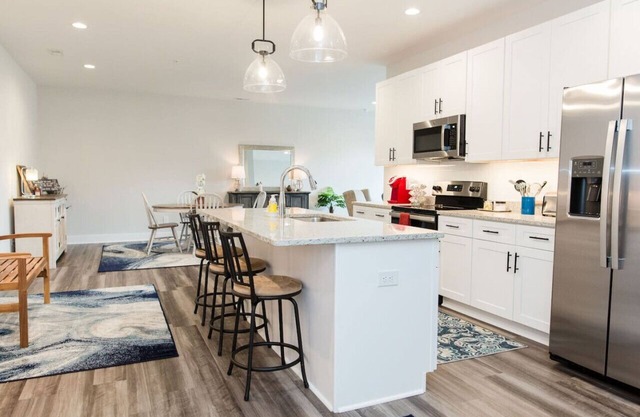 Stoney Ridge · Cozy 1st Level King Bed Suite - 2 bed 2 bath!