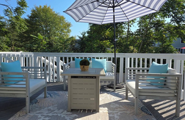 Stonington borough 2 bedroom, Sleeps 6 guests, close to beach,