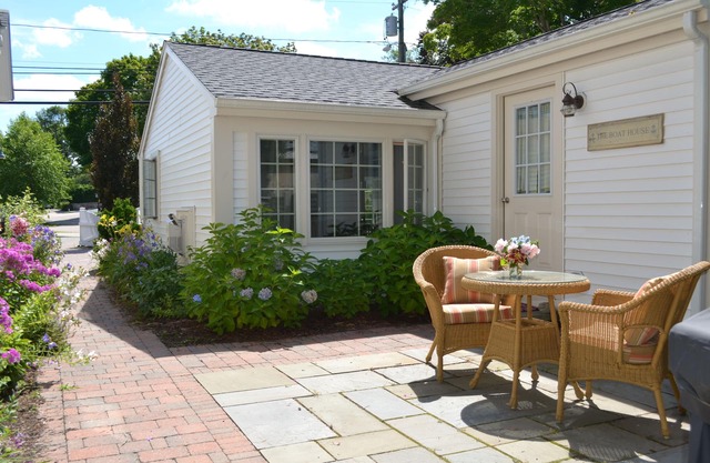 Stonington Cottage in the BORO-close to downtown Mystic, CT and Watch Hill, RI