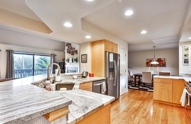 Stonybrook Retreat: 3 br, wood fireplace, game room, a/c, summer pool & community amenities!