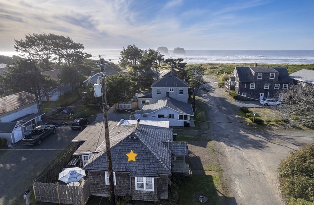 Storybook Beach Cottage *Retreat* at Twin Rocks