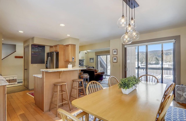 Stowe Base Camp 21: 3 br, fireplace, a/c, decks, summer pool & community amenities!