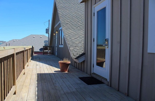 Stowe Retreat of Hatteras, Pool Access, Pet Friendly, Above Shopping Plaza!