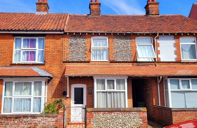Strand Cottage - a cottage that sleeps 4 guests in 2 bedrooms