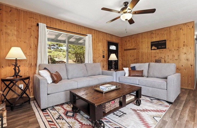 Strawberry Cabin · Newly Remodeled, Pet Friendly Strawberry Cabin