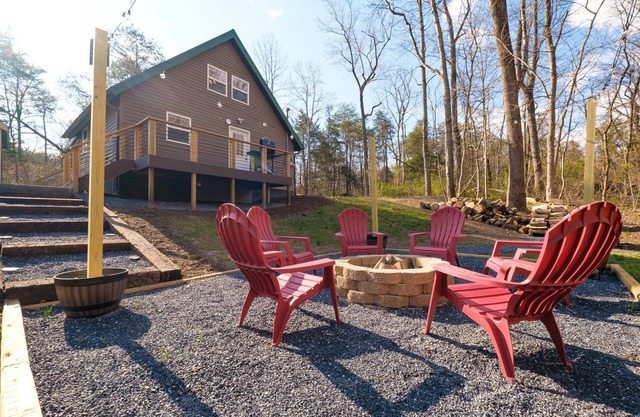 Stream On: Hot tub, Firepit, Bocce Ball, Horse Shoes, Outdoor Ping Pong Table