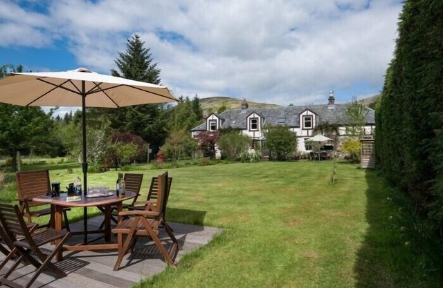 STRONE HOUSE, pet friendly, with hot tub in Helensburgh