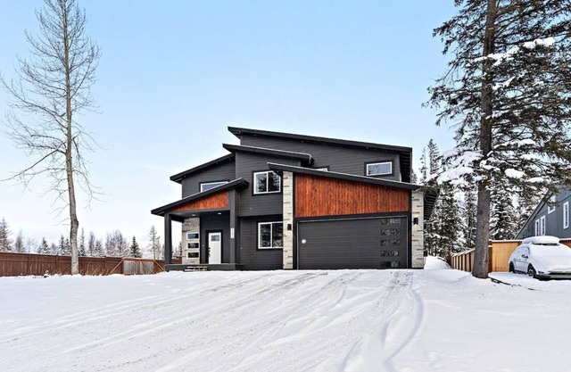 Strutz · Luxury Home minutes from Skiing with HOT TUB!