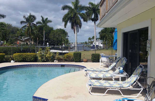 Stuart Waterfront Tropical Paradise heated pool. Close to beaches and downtown.