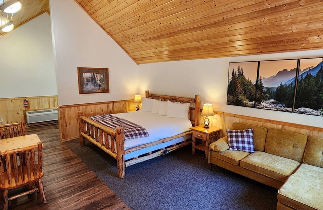 Studio 1 King Bed, Full Bath, Full Kitchen 10 Minutes from West Glacier Park!